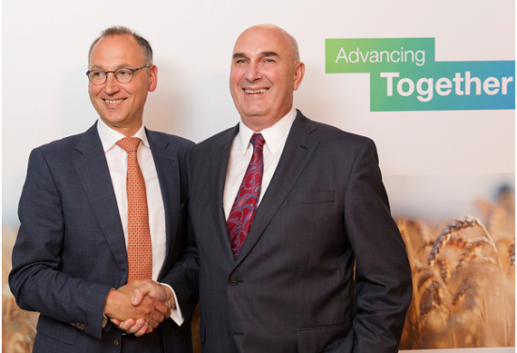 İki şirketin birleşmesi sonucunda Bayer AG CEO’su Werner Baumann ve Monsanto’nun Yönetim Kurulu Başkanı ve CEO’su Hugh Grant'ın el sıkıştıklarını gösteren fotoğraf