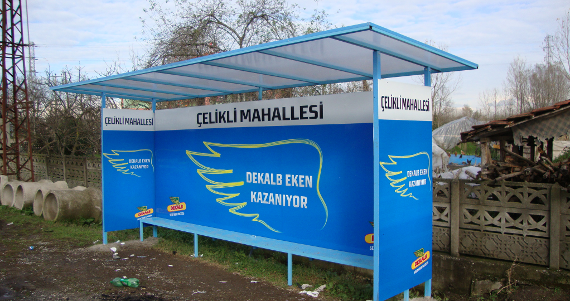 Dekalb'in Başarıyı Ekin sloganı ile yarattığı yeni marka imajının bir otobüs durağında sergilendiği görüntü