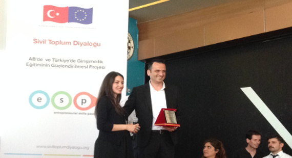 DEKALB Ülke Müdürü Onur ÇAMİLİ başarılı bir öğrenciye plaketini takdim ederken