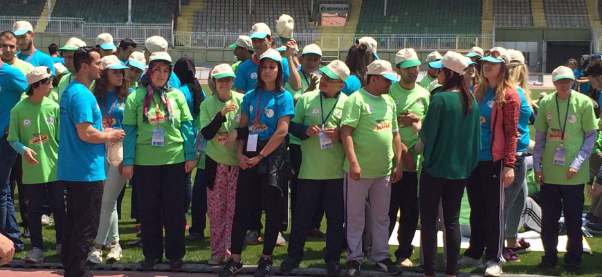 Farklı okullardan atletizm oyunları için gelen sporcuların toplu halde görüntüsü