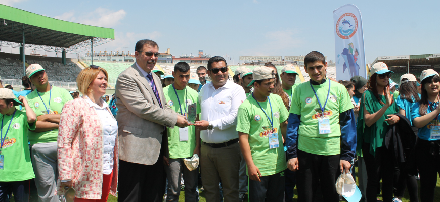 Özel Sporcular Atletizm Oyunları katılımcılarına ait fotoğraf